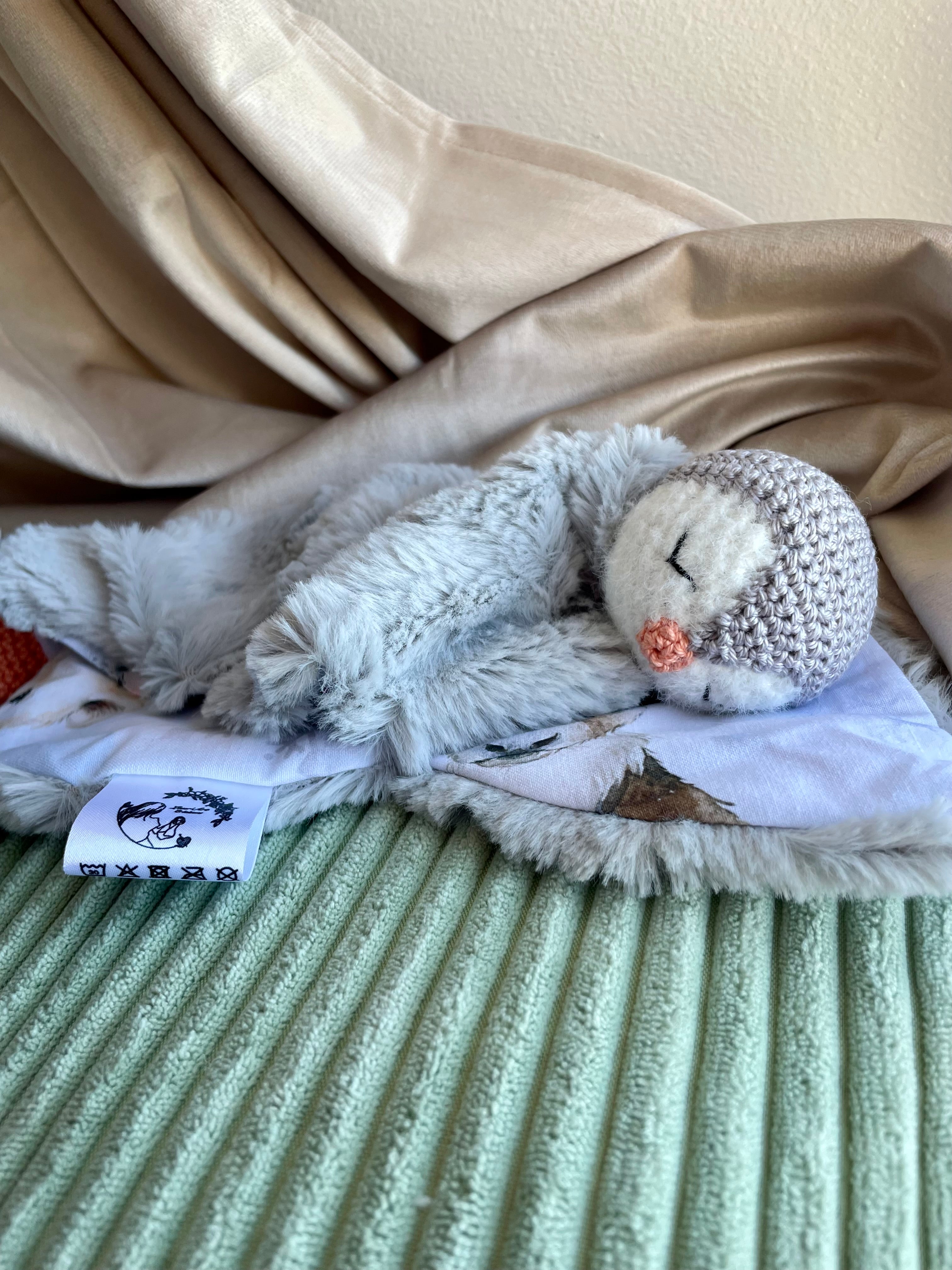 Doudou pingouin bébé en coton – Peluche artisanale pour nouveau-né