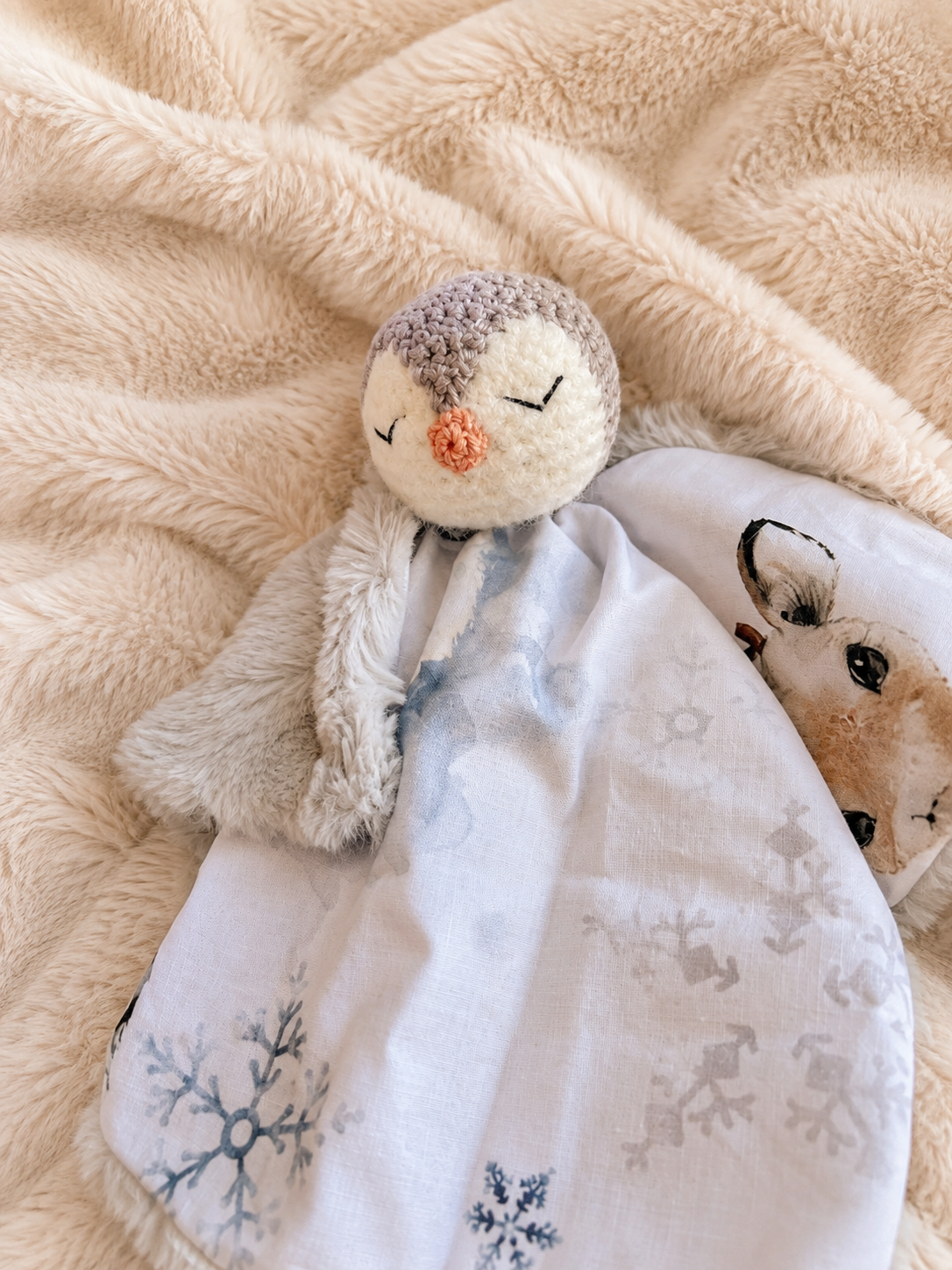 Doudou pingouin bébé en coton – Peluche artisanale pour nouveau-né