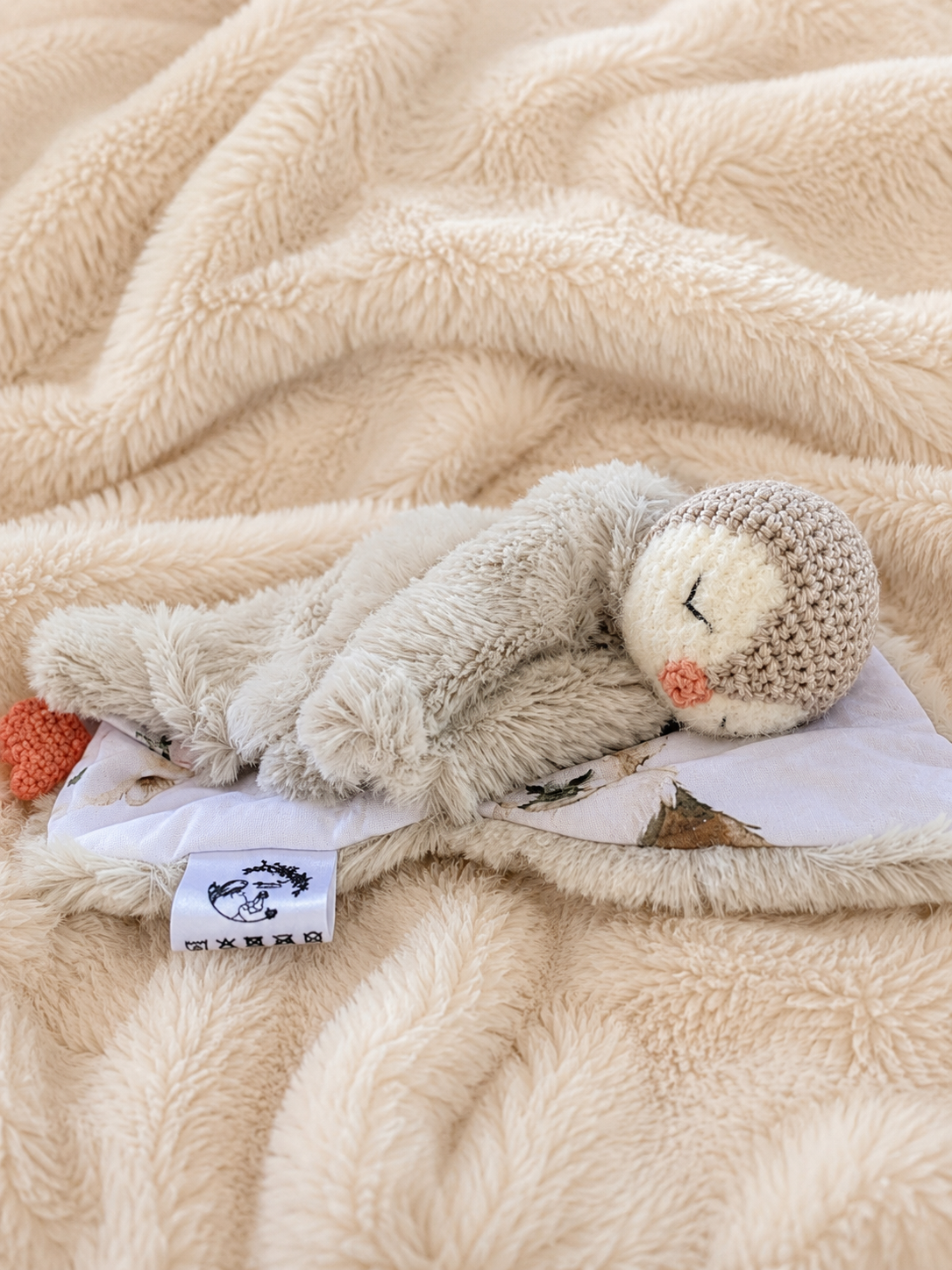 Doudou pingouin bébé en coton – Peluche artisanale pour nouveau-né